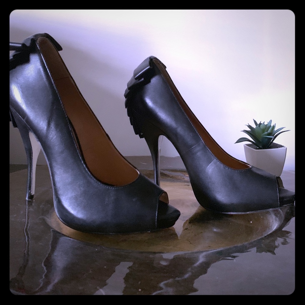 Heeled leather shoes